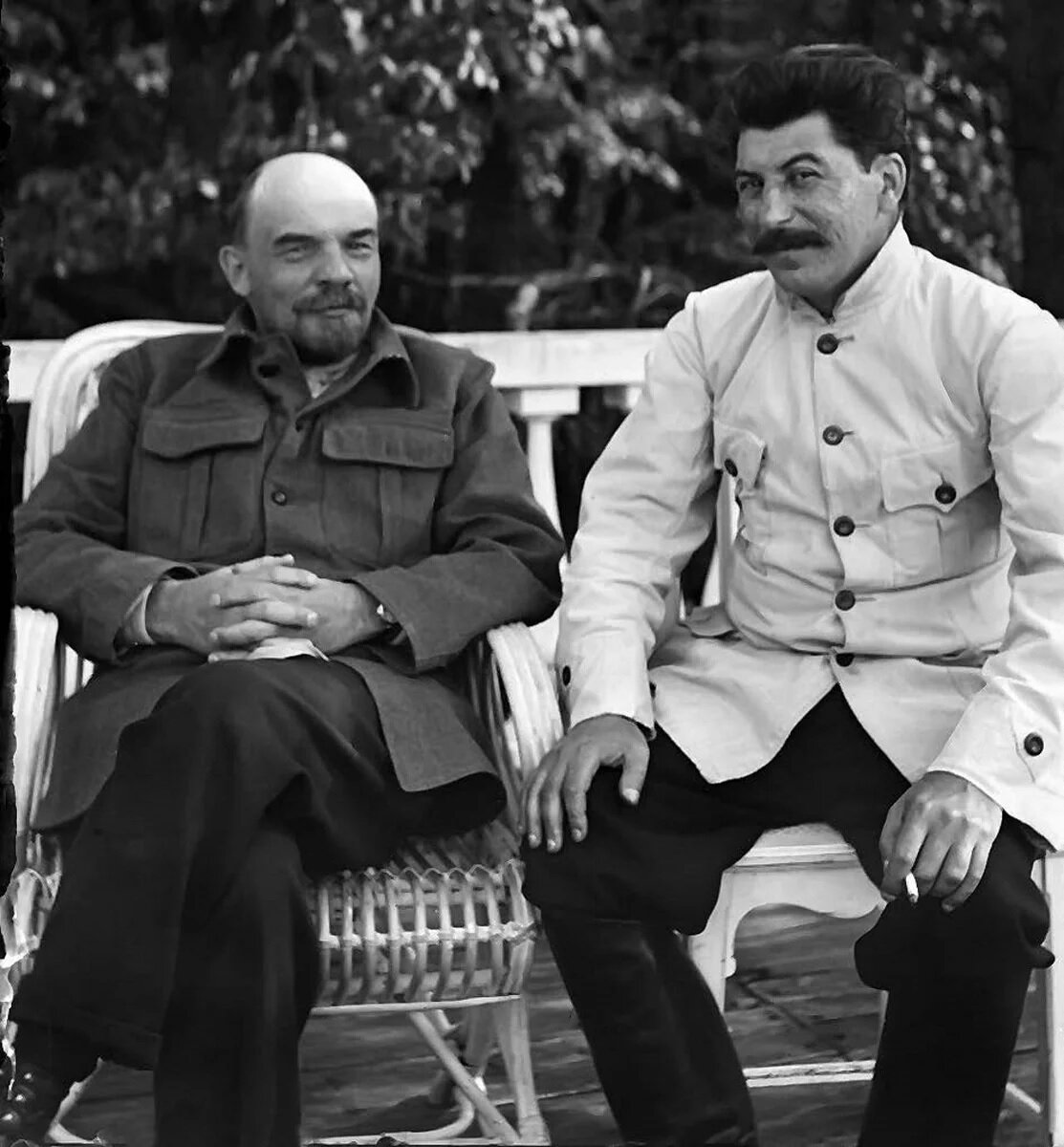 Едва речь  заходит о советских вождях, тут же являются люди, которые начинают на  чистом глазу уверять, что Ленина и Сталина сравнивать нельзя, потому что  «один рушил, второй — создавал», и разводить-2