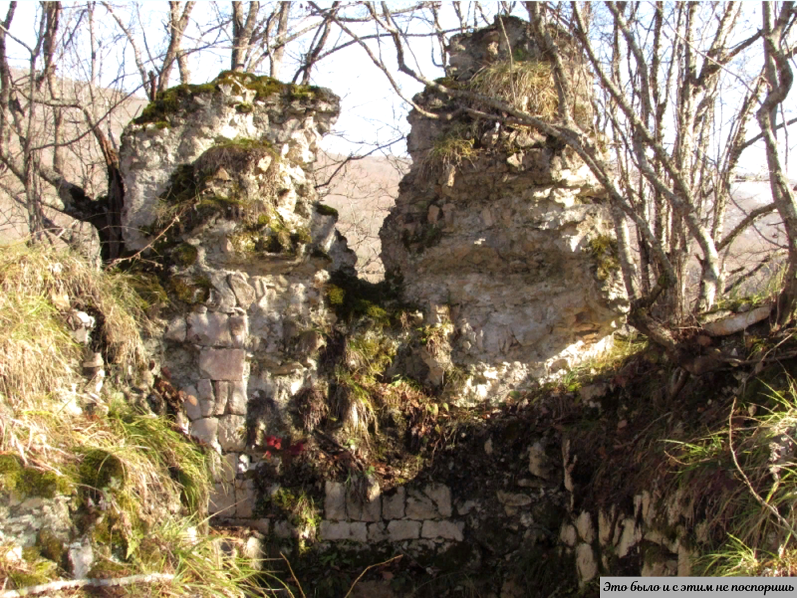 Остатки  столицы мисимиан на одном из склонов горы Пскал. Источник – https://clck.ru/35W35z 