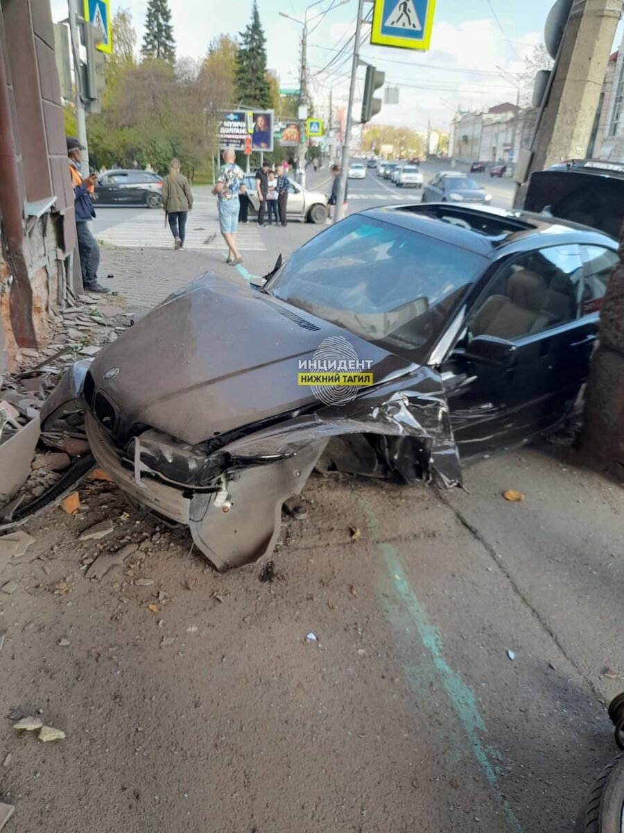 BMW влетел в «Северный Урал»: подробности ДТП в центре Нижнего Тагила |  Новости Нижнего Тагила | Дзен