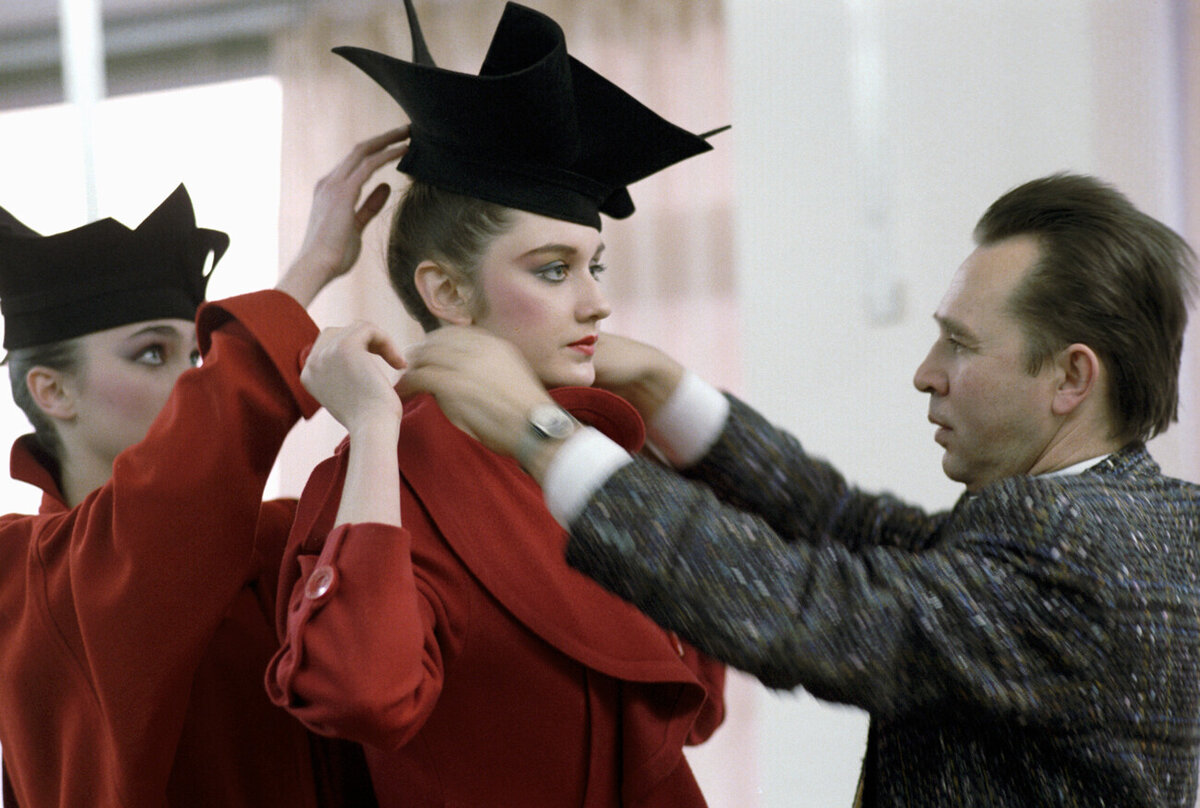 Художественный руководитель Московского Дома моды Вячеслав Зайцев с моделями перед показом весенней коллекции одежды 1987 года
Владимир Вяткин/Sputnik