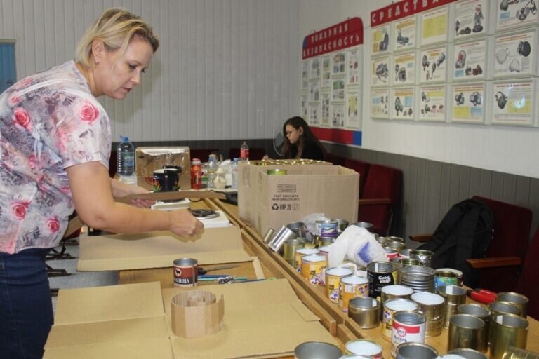    Домбаровские волонтеры плетут масксети и изготавливают окопные свечи для бойцов СВО Кристина Просвиркина