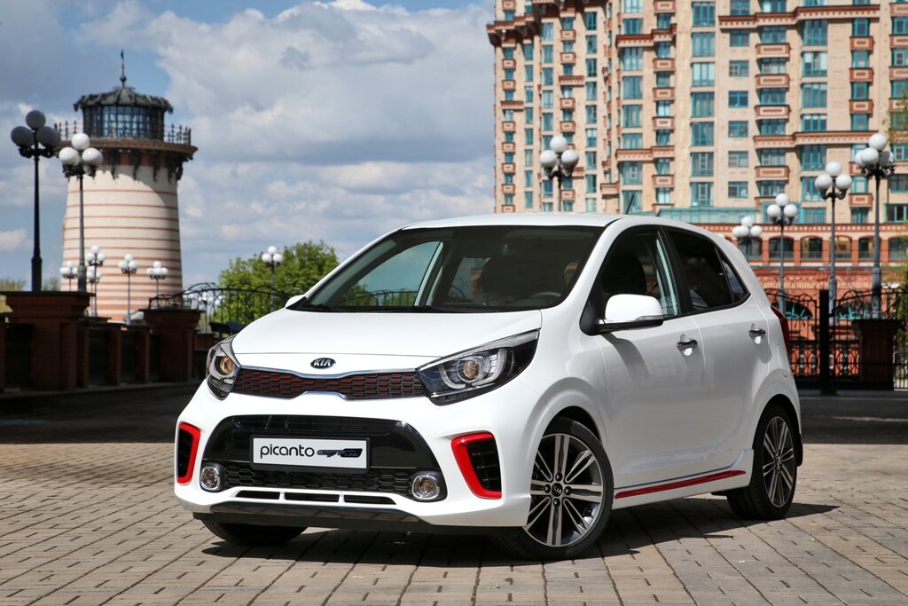 Kia Picanto — единственная модель в классе, подпадающая под действия госпрограмм. Производится в Калининграде из корейский машино комплектов. Стоит от 530 900 рублей. На выбор предлагается два мотора и 1.0 (67 л.с.) либо 1.2 (84 л.с.). Коробок передач тоже две — механика или 4-х ступенчатый автомат.