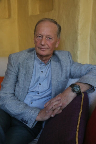 «Михаил  Николаевич по-прежнему находится в клинике и проходит лечение. Все идет  по плану, как изначально и наметили врачи. Я не знаю, почему Иосиф  Кобзон сказал, что он умирает. Отвечать за слова Иосифа Давыдовича я не  могу, от себя лишь скажу, что ничего подобного нет. Семья Михаила  Задорнова просит не беспокоить их вопросами», - рассказала  представительница артиста