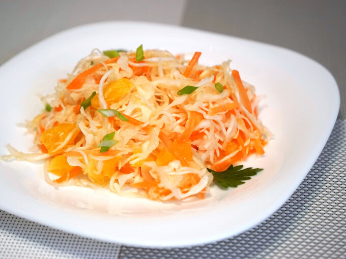 Салат из капусты с апельсином и морковью
