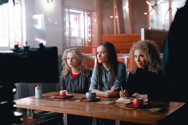 «Мало кто об  этом знает, но я очень склонна к полноте. Я сейчас работаю с Паулиной  Андреевой, а у нее просто роскошная фигура, и она кушает спокойно всё,  что хочет. Поэтому у нас есть шутка, что я ненавижу Паулину. У нее был  такой момент, когда она заказывает что-то и говорит мне: «Извини», –  вспомнила Александра.На съемках фильма «Любовницы»