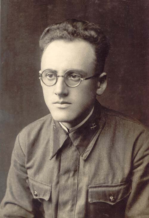  Лазарь Борисович Залкинд  -   Советский шахматный композитор.  Составлением шахматных композиций занялся в 1903 году. Залкинд — автор свыше 500 шахматных композиций, большинство из них —трехходовки. Свыше 60 его композиций удостоены отличий на различных международных и отечественных конкурсах. 
