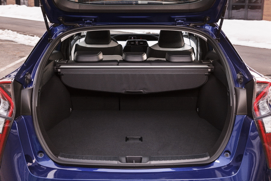 Заявленный объем багажного отделения “Приуса” - 502 литра. Спинки заднего ряда кресел укладываются вровень с полом багажника. 