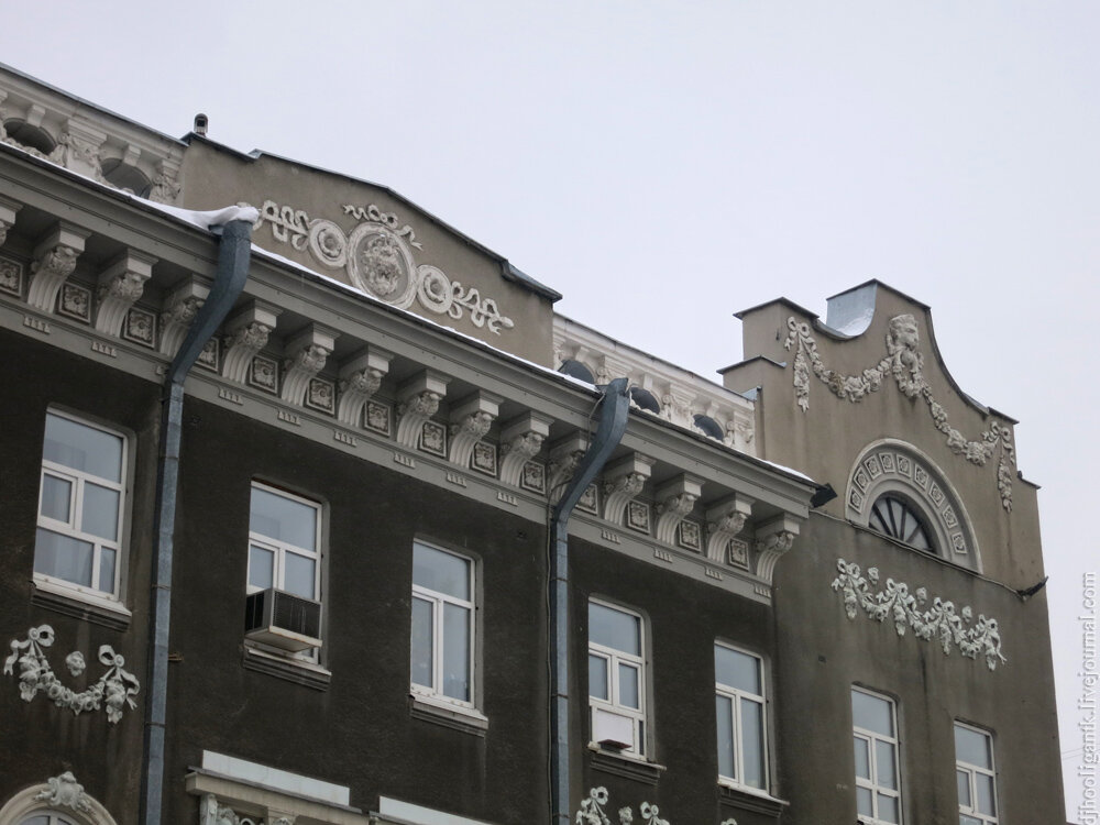 Городская дума саратов здание. Доходный дом кузнецова саратов. Доходный дом бендера саратов. Доходный дом кузнецова бендера саратов. Дом бендера.