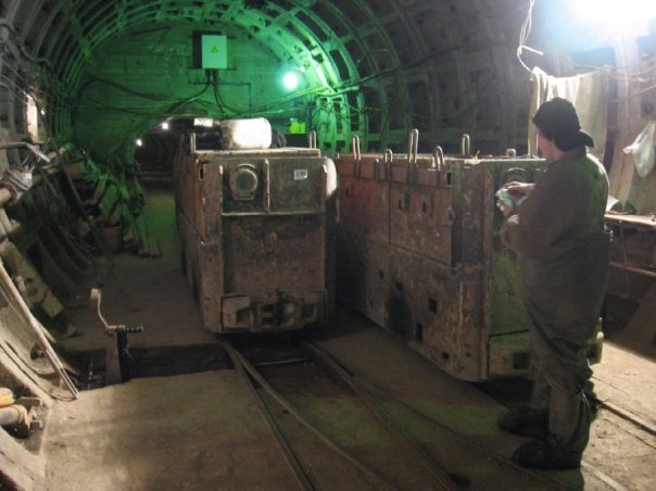 Депо в руддворе шахты 422Бис. Электровозы АРП-7