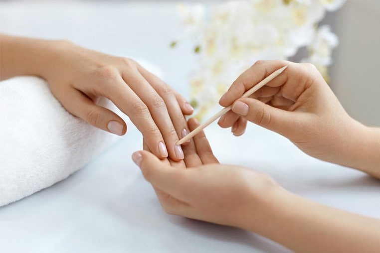 СПА-маникюр исключает использование грубых металлических инструментов.