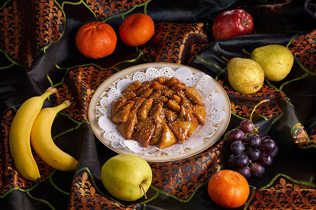 
Скажи вслух: Марокко это Восток!
И немедленно найдутся желающие исправить ошибку умники: Нет, Марокко находится на Западе!
И как невозможно объяснить ишаку, что такое шафран, так и умникам невозможно объяснить, что Марокко это самый настоящий Восток и есть, это Восток во всем, вплоть до сладостей.

Принципиальный состав народных сладостей по всему Востоку - от Татарстана с чак-чаком, Азербайджана-Ирана-Турции с пахлавой и вплоть до Марокко с пирожками брик, о которых я сегодня хочу рассказать, один и тот же - это тесто, масло, орехи и мед либо сахар.
