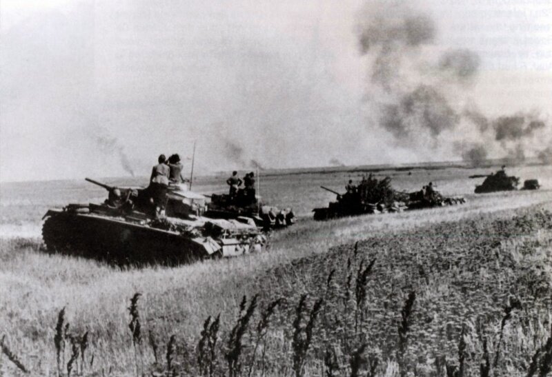 Немецкие танки Pz-III готовятся к атаке под Сталинградом