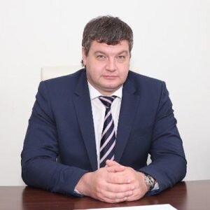Тщательно проанализируйте действующие кредитные предложения и выявите условия, которые будут более выгодными, чем по ранее взятому кредиту. Затем получите новый заем, погасите за его счет старый и в дальнейшем выплачивайте долг с меньшими потерями, иными словами, проведите рефинансирование кредита.