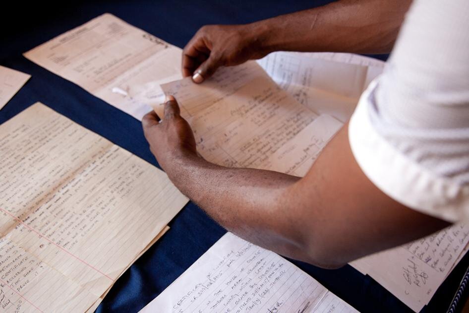 Арестованный в Кении в феврале 2015 года по обвинению в гомосексуальности и подвергнутый принудительной «анальной проверке», сортирует документы полиции по своему делу. Фото: Zoe Flood