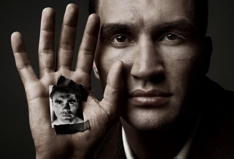 Владимир Кличко с фотографией Макса Шмелинга