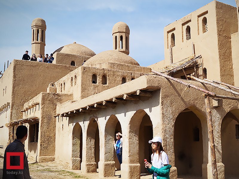 крепость кочевников казахстана. казахстан номад крепость. кочевник алматы. город кочевников крепость номад.