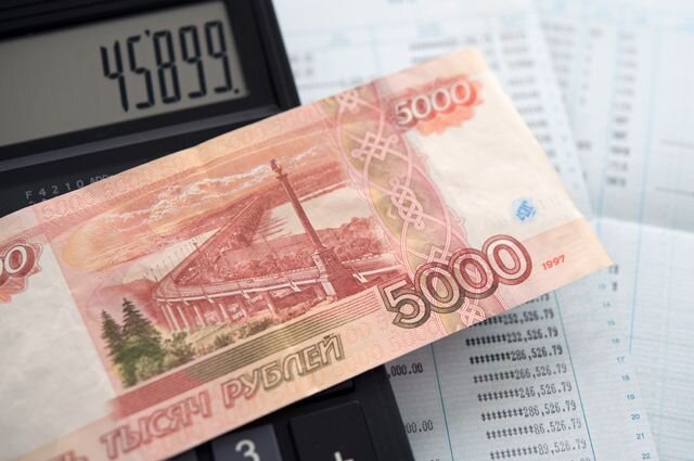 «Банковский вклад или депозит - самый простой и понятный инструмент для сбережения денег, - поясняет заместитель руководителя Национального центра финансовой грамотности Сергей Макаров. - Вы отдаёте деньги банку, а он должен вернуть вам основную сумму и заплатить проценты за использование ваших денег. Сумма до 1 млн 400 тыс. рублей на вкладах и счетах в одном банке застрахована государством. Средняя ставка по депозитам (в 30 крупнейших банках на октябрь 2017 г.) составила примерно 5,75% годовых. Но сейчас можно найти предложения и со ставкой до 8% годовых.
