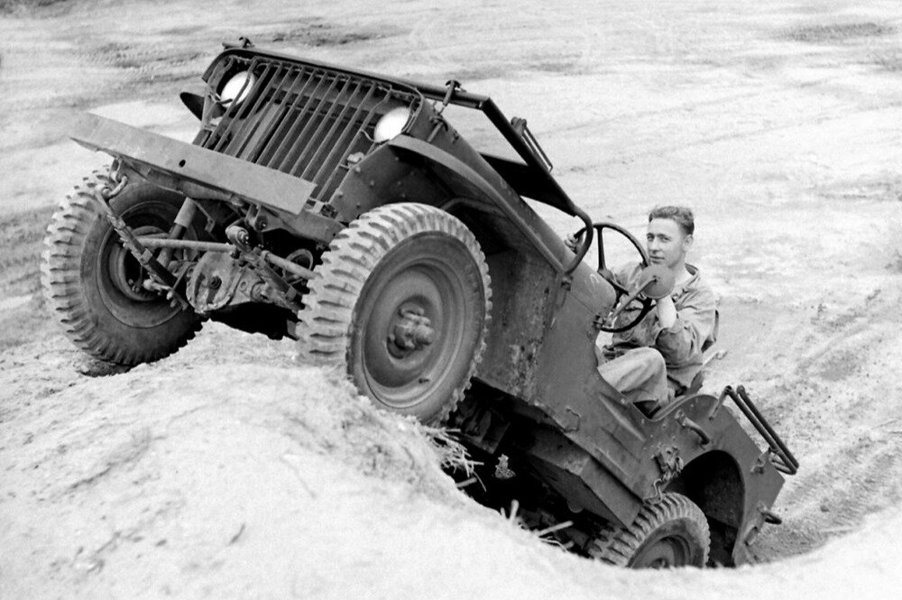 Безусловно,  нам некуда деться от легендарного Willys MA/MB и их близнеца Ford GPW–  первых внедорожников в истории. Маленькие и лёгкие, они могли проехать  где угодно, утащить за собой тяжёлый груз и поместиться в небольшой  лодке. 