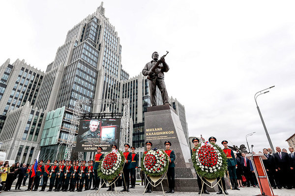 Фотография памятника Калашникова в Москве