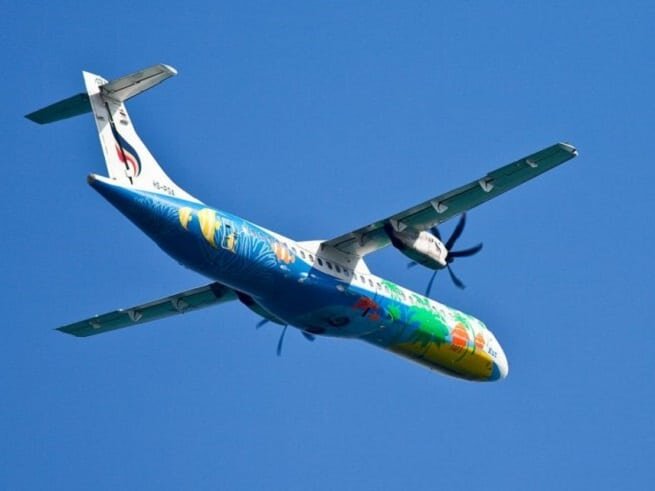 Первый вариант наиболее быстрый, но наименее бюджетный, второй, наоборот, предполагает невысокую стоимость, но потребуется потратить больше времени на дорогу.