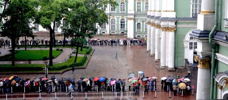 Очередь в музей зимой СПБ