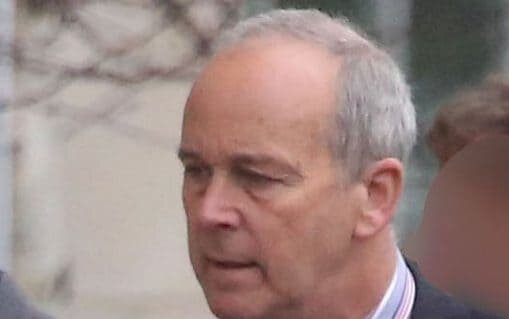 Доктор Крайтон обвиняется в найме убийцы через Интернет