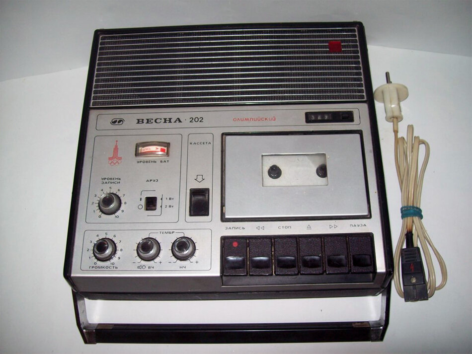 Портативный кассетный магнитофон 
