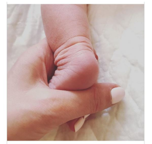 Однако засиживаться в декрете Лера не намерена, а готова приступить к работе спустя три недели после рождения дочери. Она станет одной из ведущих конкурса молодых исполнителей «Новая волна», который пройдет в Сочи в начале сентября. Как сообщает приближенный к звездной маме источник, сначала Кудрявцева хотела отказаться от предложения, но позже решила согласиться. Во время отсутствия Леры за новорожденной Машей будет ухаживать мама телеведущей Александра Ивановна, которая в ближайшие дни вернется из Болгарии, где отдыхает.