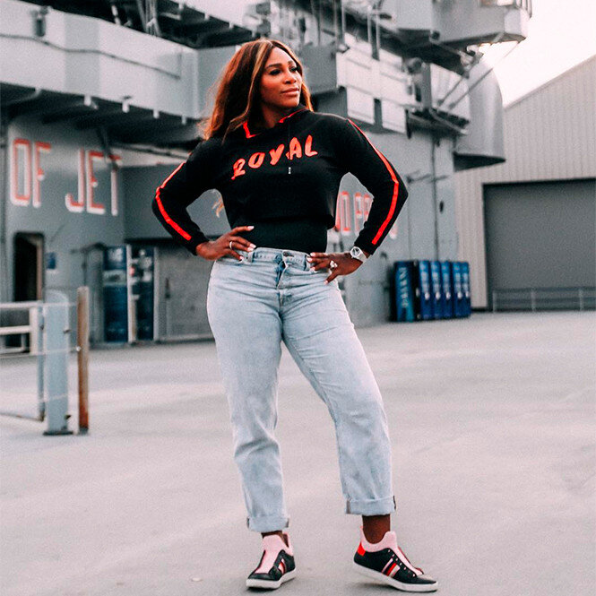 Серена Уильямс рекламирует свой новый худи, посвященный герцогине Сассекской 