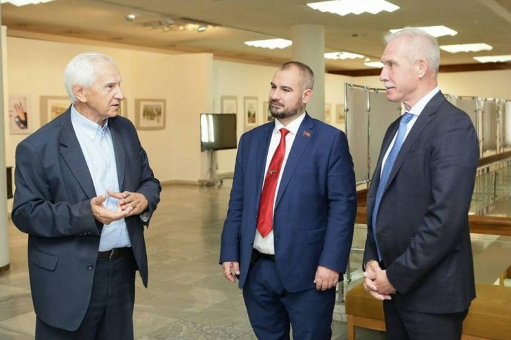 Максим Сурайкин (в центре) во время посещения Ленинского Мемориала в Ульяновске, сентябрь 2018 года