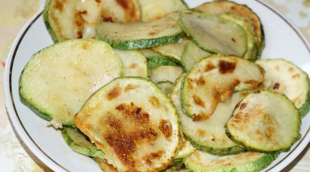 Вкусные блюда из кабачков на сковороде. Драники с цукини. Оладьи из цукини. Фаршированные кабачки на сковороде. Кабачки на сковороде.
