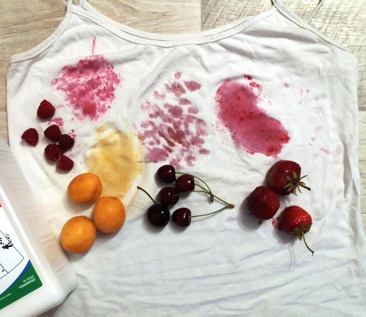 Пятно от ягод на белой ткани