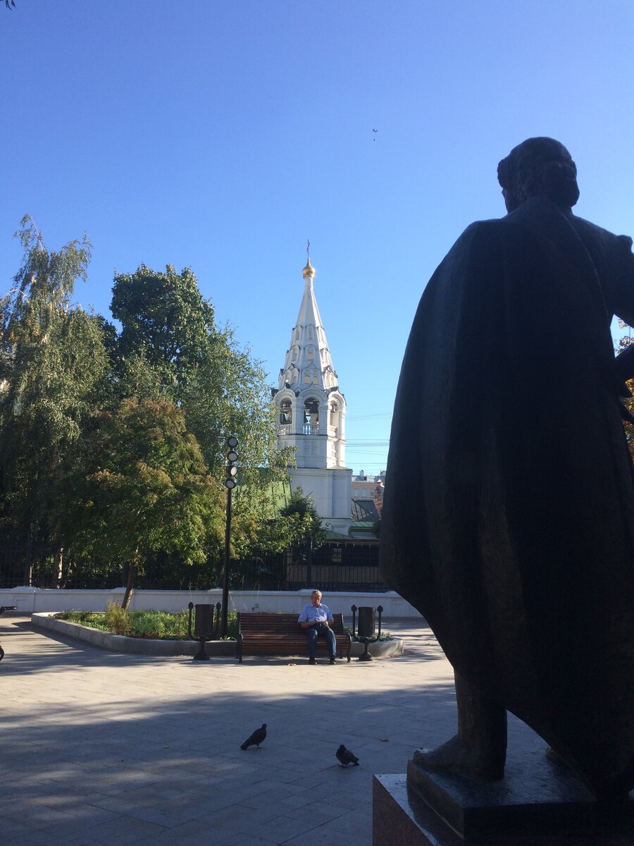 – В доме 38 по Старому Арбату в магазине «Консервы» был самый вкусный, как мне казалось, томатный сок. Конусы перевернутые, помните? Для сока. В арбатских «Консервах» ассортимент был почему-то больше, чем везде. 
Так вот о томатном… Он выливался из конусов тяжелее всего. Точно так же лился, пожалуй, только сливовый. (Справка. «Сливовый» – с ударением на «и». Никак иначе!) Персиковый и абрикосовый легче. Они пожиже.
Очередь не радовалась, когда кто-то впереди покупал два стакана томатного и два сливового. Приходилось ждать дольше… двух виноградных и двух яблочных. Но и яблочный же мог быть с мякотью!

Продавщицы наливали что томатный, что сливовый нехотя. Знаете почему? Стаканы мыть сложнее, дольше. После виноградного – сполоснул разок над фонтанчиком в прилавке, и всё – чистый. А тут – драй.

Томатный – это праздник, церемония. Берешь чайную ложечку, споласкиваешь ее в стакане с водой, потом ею ныряешь в соль (обычно – крупного помола, но, бывало, везло, насыпали мелкую), зачерпываешь на кончике ложки и – в стакан. Соль сопротивляется, размешиваться не желает, а ты ее, как в центрифуге, взбиваешь до полного исчезновения.
Ложку вынимаешь, а в стакане – как после бури – розовые гребешки волн, оставшихся после ложкокручения. Буря успокаивается, и ты пьешь.
Выпиваешь не до конца – ведь как ни стараешься, соль на дне остается. Не проглатывать же ее голимую.

Мимо розово-белого дома «Консервов» не пройдешь – будь ты первый раз на Старом Арбате, будь ты местный старожил. Значит, без томатного сока не обойтись. Даже в жару, когда от жажды он вовсе не помогает.

(Справка. В самолете атмосферное давление меняется, из-за этого соль на тридцать процентов менее соленая, рецепторы на высоте иначе реагируют. Просишь каждый раз томатный и сам удивляешься: чего вдруг слюна потекла. Хоть и странно, конечно.)

Сейчас мы быстро проходим мимо бывших «Консервов». Нет того самого советского томатного сока из трехлитровой банки, которую продавщица сначала взбалтывала, а потом не без усилий заливала в конус. Нет очередей за ним, нет стаканчиков с солью. Получается, ничего нет!
Мимо проходим, товарищи.


БЛЮДА С ГРИБАМИ

– За «Консервами» в переулок – Спасопесковская площадь. Представляете, прямо пло-о-щадь! Атрибутов площади, правда, маловато. Основную часть занимает сквер. «Кружок» в простонародии. Хоть и не круглый он, а скорее криво-овальный. Деревья, лавки, клумба, памятник Пушкину.  

Понятно, что Москва – такой город, что Александру Сергеевичу можно ставить памятники хоть на каждом углу. И справедливо! Человек был подвижный, много где бывал. Центр города – весь его. Да и в Подмосковье о нем помнят.
Но памятник в сквере на Спасопесковской площади – это «что-то особенное».

Угрюмый гений стоит такой вразвалочку, пальтишко у него через плечо.
(Эмоция. Не хотел бы, чтоб памятник походил на настоящего поэта, реального – с соблюдением размеров. Хочется думать о стройности Александра Сергеевича, подтянутости!)
Мне больше по душе тот, что на Пушкинской площади.

Место выбрано такое – перед березами. Как будто Пушкин наблюдает за прохожими: хорошо ли они себя ведут, не много ли курят, не выпивают ли в общественных местах, не занимаются ли публичными ласками, не орут ли песни под гитару. Цербер неподвижный!
А ведь именно этими грандиозными делами и следует заниматься на лавочках в миленьком сквере.
(Совет. Вечером и ночью освещение тут устроено таким образом, что его как будто вовсе нет. Возьмите на заметку.)

– Александр Сергеевич, почему вы разрешаете устанавливать себе памятники рукотворные без согласования с вами же? Должны же быть какие-то эти… нормы и правила, что ли. Какие-то нравственные устои. Историческая правда в конце концов.
Вы узнаёте себя стоящим на постаменте? Или все-таки это подделка? Или всё достоверно, дорогой вы наш человек? Тогда извините.

Молчит великий поэт и не менее великий писатель. Молчит…
Да, к скверу вернулось его прежнее название – «Пушкинский». Это хорошо.
Да, появилась идея установить памятник. Разумно. Памятник установили. И это прекрасно. Но какой? Вот такой!

Кто же это натворил? Кто же отвалил денег немалых за НЕшедевр? Оказывается, благородным гражданином оказался (!) профессор Венского университета Р. Ягшид. Профессура Австрии («Р. Ягшид» в частности) лучше знает! И эти знания у них подкреплены средствами. Без комментариев.
("От Остоженки до Тверской")