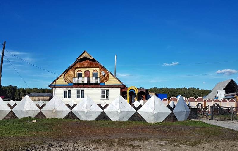 На первый взгляд над забором для этого дома трудился дизайнер модернист.