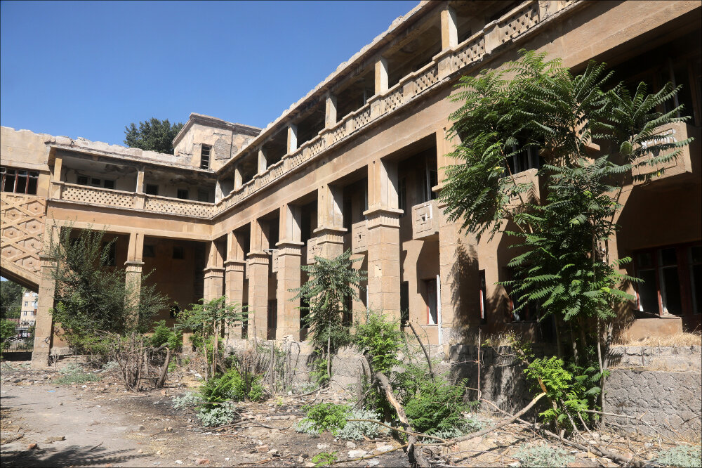 Двор бывшего техникума, зарастающий деревьями. Фото Алексея Волосевича
