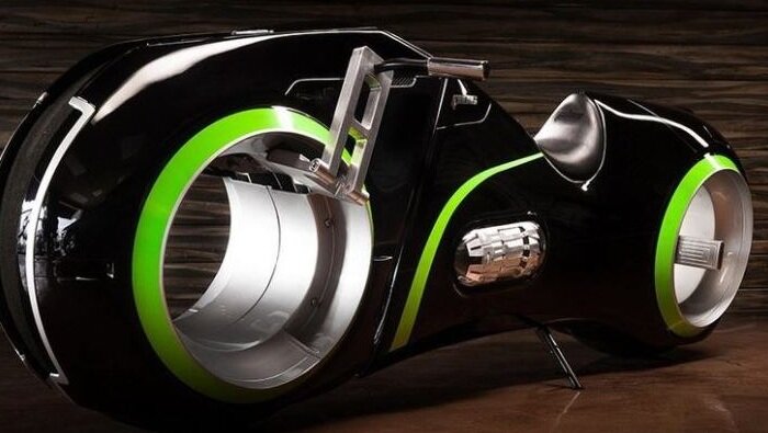 TRON LIGHT CYCLE-Американским инженерам все таки удалось воплотить в жизнь идею по созданию байка из фильма "трон наследие"Всего в природе таких мотоциклов 10.