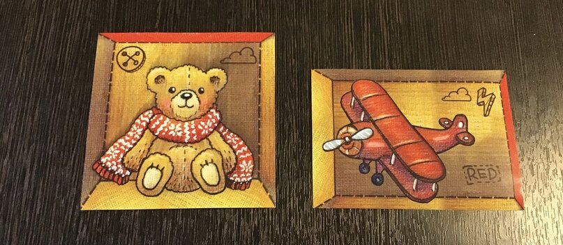 Начальные варианты фона и компоновки карт. Квадратные карты было удобно располагать друг рядом с другом, а горизонтальные позволяли экономить место на столе.