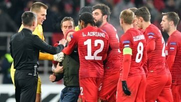 Фото: spartak.comНапомним,УЕФА наложил на «Спартак» штрафв размере 55 тыс евро из-за поведения болельщиков в матчах с «Рейнджерс» и с «Рапидом». В частности, произошло это за то, что в игре с венским клубом на поле выбежал Голунов. «Спартак» намерен часть штрафа стребовать с горе-болельщика.
