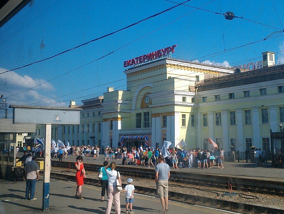 Жд вокзал екатеринбург пассажирский. Вокзал Екатеринбург. Вокзал Свердловск пассажирский. Ж/Д вокзал Свердловск. Ж/Д вокзал Екатеринбург.