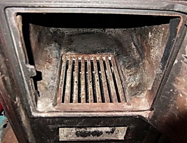 Для розжига понадобится бумага или можно воспользоваться специальными воспламеняющимися смесями, но только не бензином. Если по каким-то причинам вы забыли их приобрести, поступите старым «дедовским» способом – отщепите березовой коры от поленьев – она отлично горит, не хуже газетных листов.