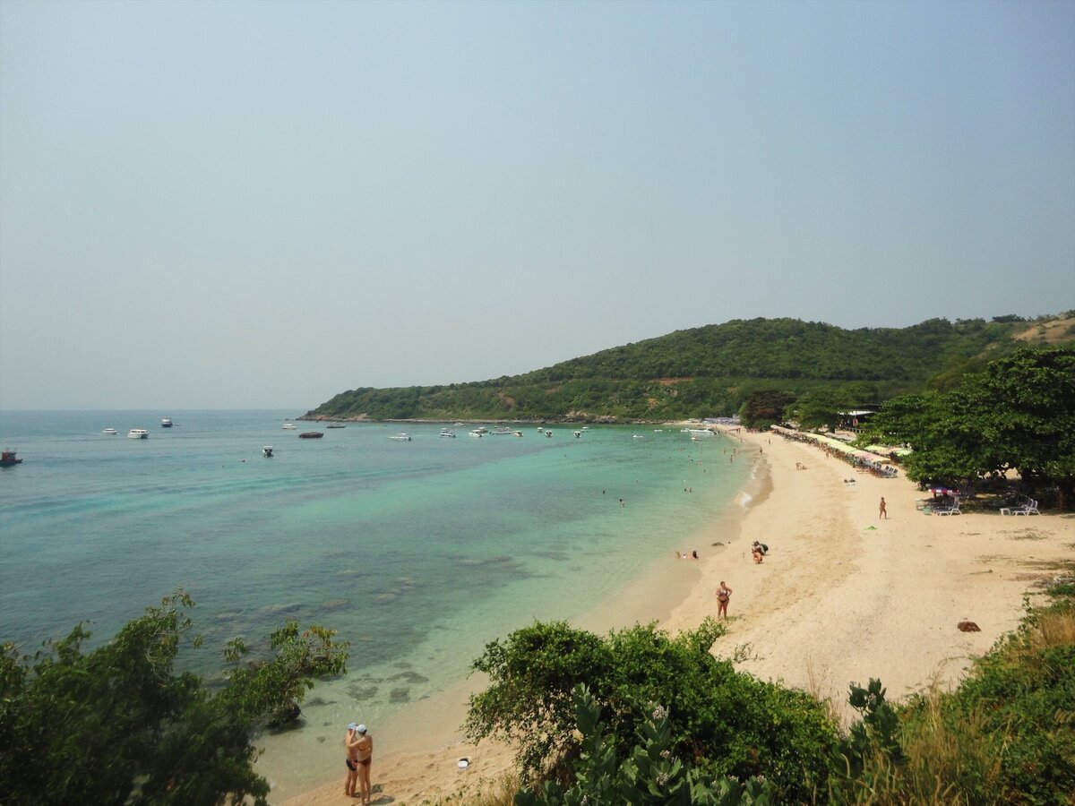 Сложно поверить,но так выглядел ко Лан 4 года назад. Сейчас везде огорожены купальные зоны и тысячи спидботов. Это очень грустно... На фото мой любимый пляж Nual