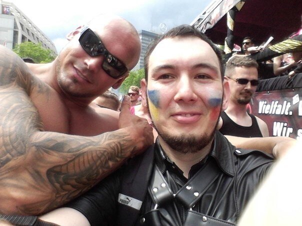 Секс-активист в изгнании Булат Барантаев (справа). Фото fishki.net