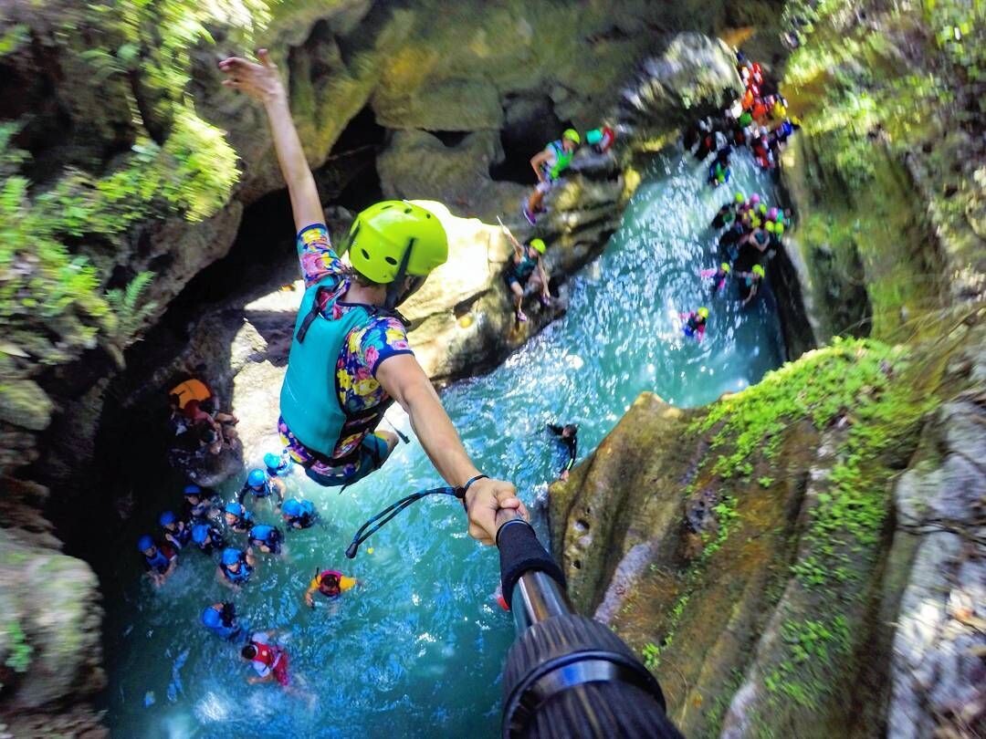 прыжок с водопада в воду на Kawasan Falls