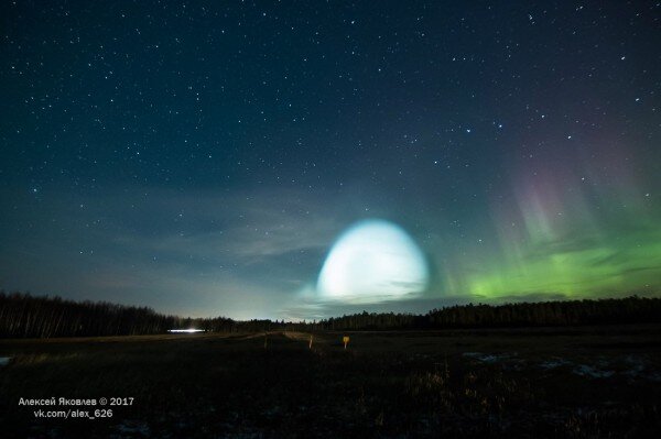 Как сообщает The Siberian Times, несколько дней назад в ночном небе Сибири было замечено аномальное явление. Известно, что 5 очевидцев увидели в небе яркий шар света. 