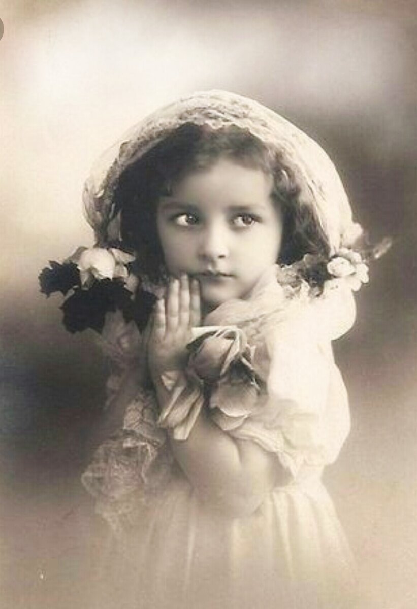 Часть4. Полина.                                                                                                                                                  
                Хануку Гольдштейны не праздновали.  Впрочем, как и Рождество. Родители Полины были на редкость не религиозны.  

Отец, Марк Иосифович - потомок испанских евреев,  изгнанных с родины при католических королях,  родился в семье давно уже обрусевших еврея и немки. Он был историком, философом и экономистом. Закончил в свое время университет Цюриха, а сейчас читал лекции по экономической политике в Московском университете. Кроме того, отцу пророчили место профессора кафедры политической экономии и статистики юридического факультета университета.

Мама – Екатерина Семеновна, была, насколько позволял обзор предков, русской. Но с абсолютной французской душой.  
Даже имя младшая дочь получила в честь возлюбленной Тургенева,  французской певицы Полины Виардо. 
Маленькая Полина Гольдштейн, так же, как ее именитая тезка, любила петь. И не только любила, а голосом ее уже в пять лет заслушивались многие. В будущем ей пророчили музыкальную карьеру.

Но сейчас, в 1915 году, Полине недавно исполнилось всего семь лет и все ее мысли были о предстоящей поездке в Павловск. Их пригласила мамина подруга, супруга местного градоначальника - Эмилия Александровна.

В дорогу отец нанял комфортабельное ландо на пневматических шинах. Коляска мягко укачивала и Полина почти всю дорогу  проспала. А когда выглянула в окно, коляска как раз въезжала во двор и она увидела красивый белый дом, похожий на дворец из сказки.

Но не он привлек внимание Полины. Из соседнего дома во двор выбежала девочка в необыкновенном голубом платье и в красном капоре. Из под капора была видна коса небывалой красоты. Светло-русая, длинная, толстая, как будто в нее вплели волосы сразу трех девочек.

Полина с  сожалением посмотрела на свои волосы. Они с младенчества были мягкие, темные и вились как у восточных принцесс. Мама говорила, что такие волосы – мечта многих девушек, но Полина любовалась всегда русыми косами своих сверстниц.

И дело было не в том, что волосы выдавали в ней другую, не славянскую породу, в семь лет об этом мало думаешь. Только Полина не представляла, как может быть царевна Лебедь из сказок Пушкина с кудрявыми темными волосами? Мама смеялась и говорила, что она больше похожа на самого Пушкина, чем на его персонажи. Но от этих слов Полине становилось совсем не весело.

И вот здесь, на елке у Одинцовых, Полина познакомилась с девочкой, которая олицетворяла собой тот облик, к которому так стремилась ее детская душа. 
Мари очаровала Полину с первого взгляда. А их разница в  два года только усилила дружбу, Полине казалось, что она встретила свою настоящую сестру. 
Так близки они стали за эту неделю. Никогда потом у Полины не будет такой близости не только с подругами, ими она больше и не обзаведется, но даже со своими родными сестрами.

Машенька тоже очень часто вспоминала Полину. Девочку с кудрявыми волосами. Она ей понравилась сразу, еще до того как запела. Но то, что Полина обладает магией завораживать своим уже не по-детски звучащим голосом, только усилило эффект.

Пройдет много лет, а Мария, слушая по радио голоса разных певиц, будет ждать, когда в эфире появится Полина Гольдштейн. То, что Полина станет великой певицей, Мария даже не сомневалась.



Продолжение следует
