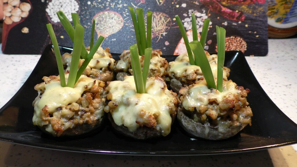 Предлагаю Вам приготовить вкуснейшие фаршированные шампиньоны с курочкой. Приготовить их очень просто, а результат вас порадует.