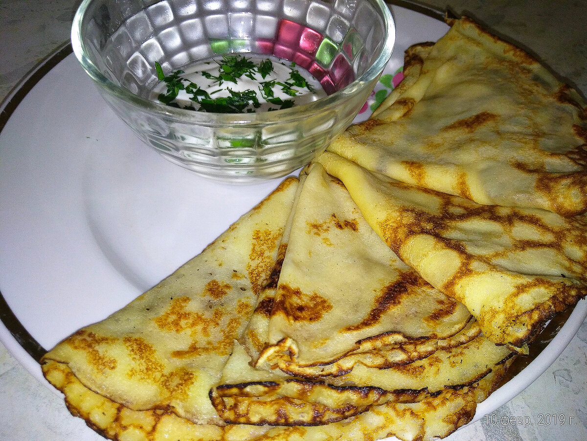 Тонкие блинчики со сметаной