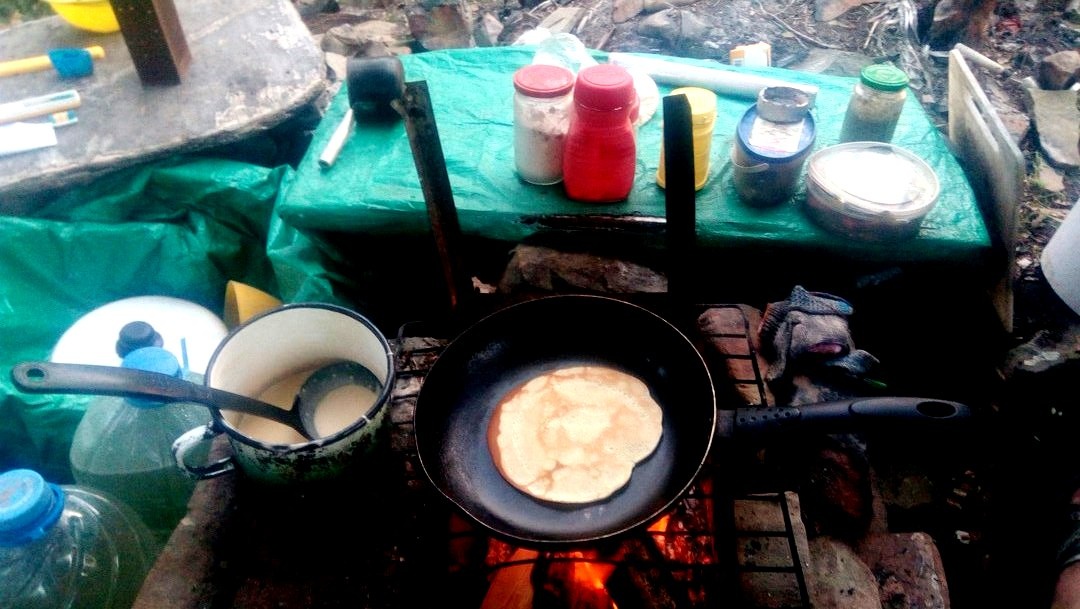 почти все, кроме продуктов, нашли на местности