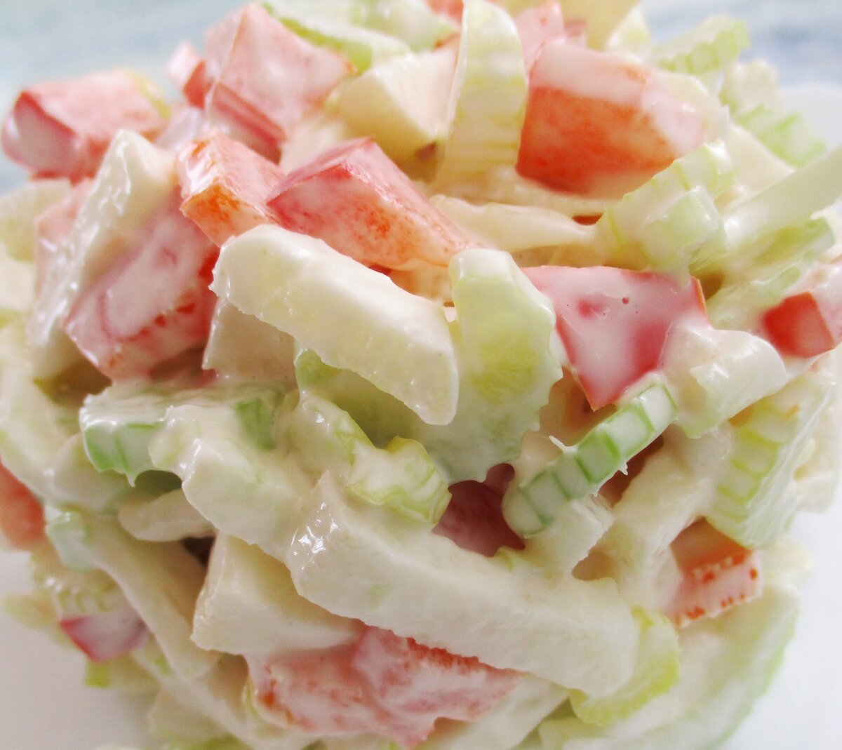 Салат с майонезом. Но можно сделать и с маслом оливковым и полить соком лимона. Вкусный,освежающий салат из трех ингредиентов.