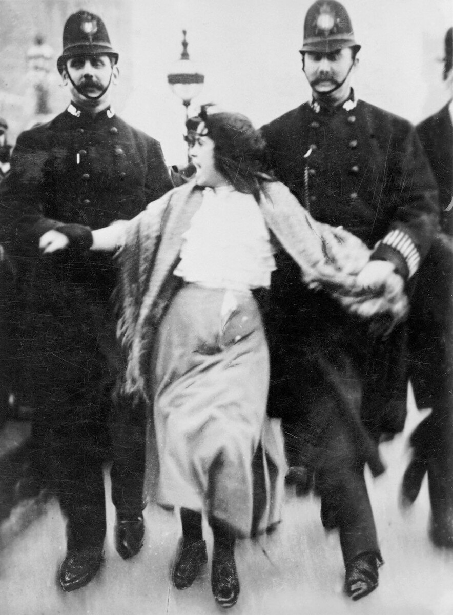 March 20, 1907 A "Lancashire lassie" being escorted through the palace yard, in Westminster Palace, London.
IMAGE: MUSEUM OF LONDON/HERITAGE IMAGES/GETTY IMAGES)